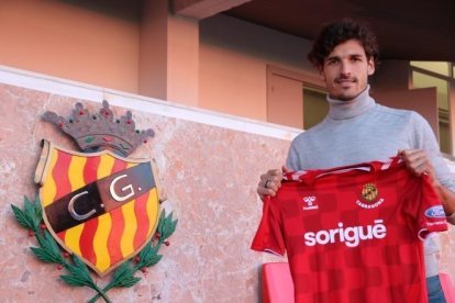 Fran Miranda a l'interior del Nou Estadi amb la samarreta del Nàstic.