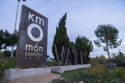 Una de les peces que s'han col·locat a les entrades del municipi, quilòmetre zero del món casteller.