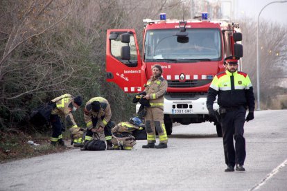 Imatge d'arxiu d'una dotaciuó de bombers al voltant de l'empresa afectada per l'explosió.