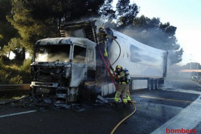 Imatge del camió afectat per l'incendi, a l'AP-7.