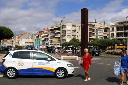 Imatge d'arxiu del passeig de Cambrils, amb la Policia Local.