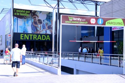 La fachada exterior del nuevo hipermercado Family Cash d'Amposta, que ha abierto puertas en pleno desconfinamiento del coronavirus.