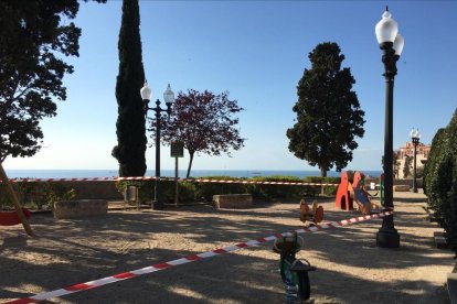 El parc situat davant del Portal de Sant Antoni, precintado