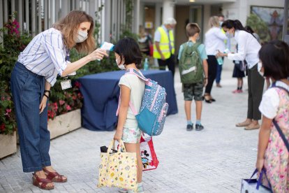 Entrada a una escola catalana amb control de temperatura dels alumnes.