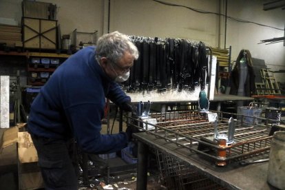 Plano tres cuartos de un trabajador de la empresa suministros Carmelo, que ha reanudado la actividad, en Sant Martí de Tous.