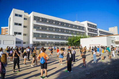 Alumnes al pati de l'Institut Martí Franquès de Tarragona, aquest dilluns al matí.