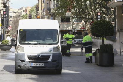 Una imatge d'arxiu de treballadors del servei a la ciutat.