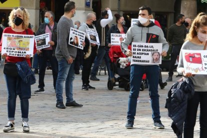 Empleados del servicio se concentraron el lunes en la Mercadal para pedir la nulidad del concurso.