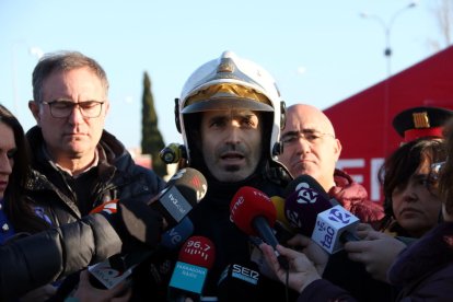 El sotsinspector dels Bombers, Juan Manuel Gonzálvez, en l'atenció als mitjans després de la reunió dels responsables dels cossos d'emergències al Centre de Comandament Avançat de la Canonja.