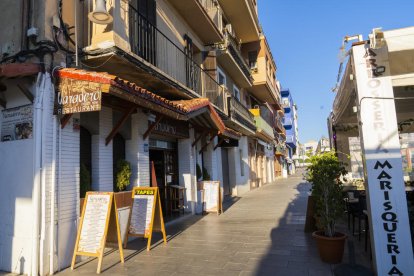 Imagen de la calle Trafalgar del barrio del Serrallo, donde se encuentran la mayoría de restaurantes.