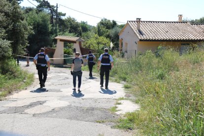 Plano abierto de la zona donde se ha producido el crimen con los Mossos d'Esquadra investigando este domingo 13 de septiembre de 2020.