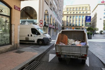 imatge d'arxiu de camions de la brossa al centre de Reus.