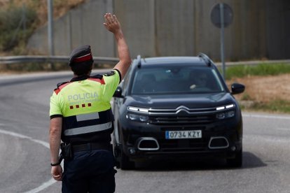 Agents dels Mossos d'Esquadra fan controls de mobilitat en l'entrada de Soses, un dels pobles afectats per rebrots.