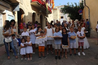 Imatge d'arxiu de l'edició de l'any passat de la tradicional Processó amb les safates guarnides amb les coques del Pa Beneït.