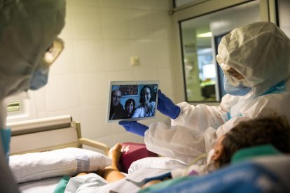 Uno de los instantes en que la paciente ingresada en la UCI habla por videollamada con su familia.