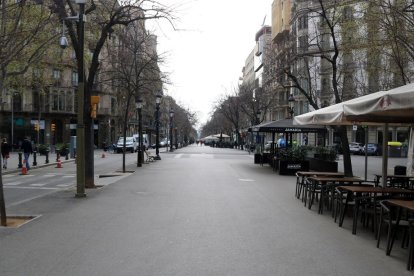 La Rambla de Catalunya de Barcelona amb les terrasses recollides aquest 14 de març