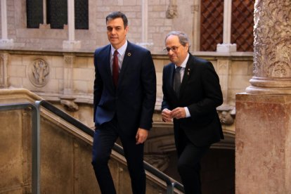 El president de la Generalitat, Quim Torra, i el cap del govern espanyol, Pedro Sánchez, abans de reunir-se a Palau.