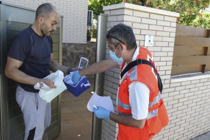 Un instante del reparto de ayer, con un paciente y el voluntario.