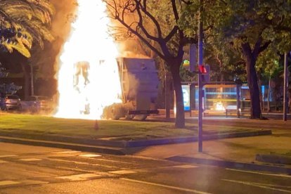 Imatge del camió incendiat a l'avinguda Marià Fortuny.