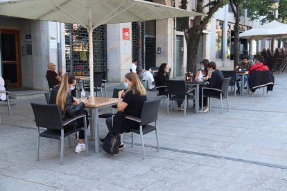 Pla general d'una terrassa de la rambla de Girona.