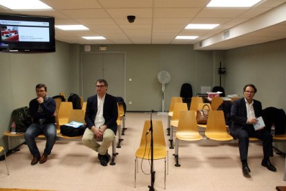 Plano general de los tres acusados sentados en la sala de vistas del juzgado de lo penal 2 de Tarragona: Daniel Masagué (derecha), Pere Font (centro) y Gerard Montserrat (izquierda).