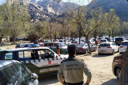 Imatge d'un aparcament ple a la Serra de Madrid ahir tot i la ordre de confinament.