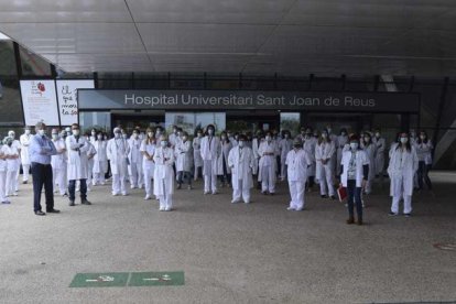 Los sanitarios durante los dos minutos de silencio.