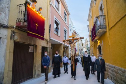 Imatge de la Santa Creu observada pels veïns a casa seva.