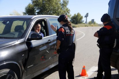 Un control de los mossos por el confinamiento del Segrià en el acceso a la A-2 en Soses.