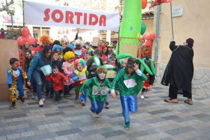 Imatge de la sortida de la cursa, amb els tres llebres al capdavant.