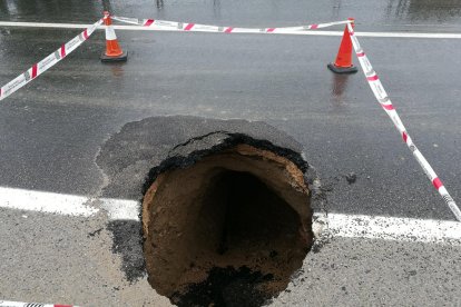 El boquete acordonado en la carretera TV-3403, cerca del núcleo urbano de Sant Jaume d'Enveja.