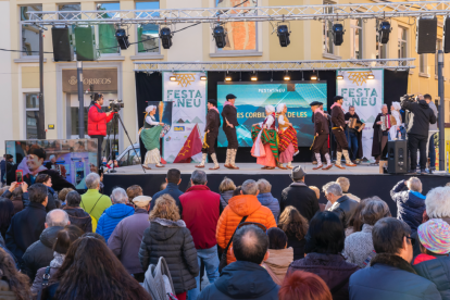 El públic gaudint de l'actuació d'Es Corbilhuers de la Vall d'Aran.