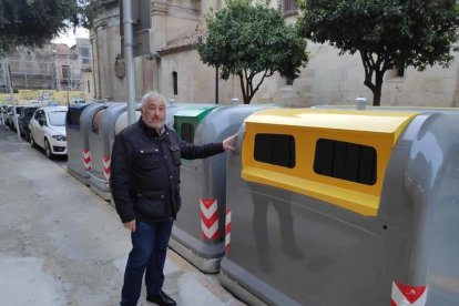 Antoni López miembro de la junta gobierno del Consejo Comarcal del Tarragonès con los nuevos contenedores en Tarragona.