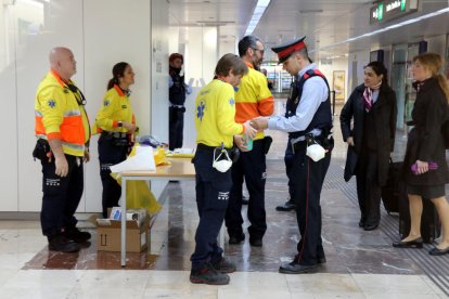 El Dispositiu estàtic de control (DEC) dels Mossos d'Esquadra i el SEM a l'estació de Sants de Barcelona durant la sortida de passatgers procedents de Madrid