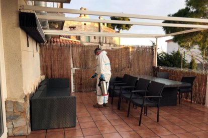 Un soldado del ejército español en la residencia de gente grande Mar y Sol desinfectando uno de los espacios.