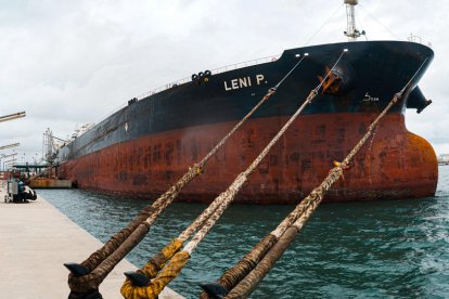 Imagen del petrolero LENI P en el Puerto de Tarragona.