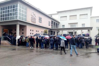 Imatge de la multitut que s'ha apropat al tanatori de Tarragona.