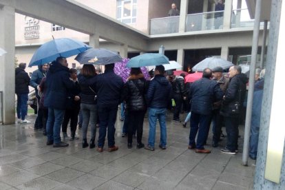 Centenares de personas han querido despedir al trabajador muerto como conseq