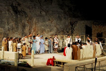 Imagen de una representación de la Pasión de Sant Fructuós celebrada en el Anfiteatro.