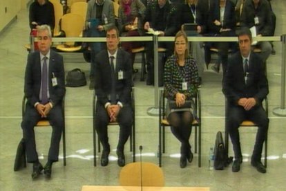 D'esquerra a dreta, César Puig, Pere Soler, Teresa Laplana i Josep Trapero al judici.