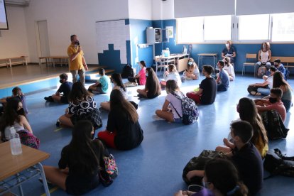 Pla general d'una reunió inicial amb alumnes d'ESO d'un institut de Tortosa.