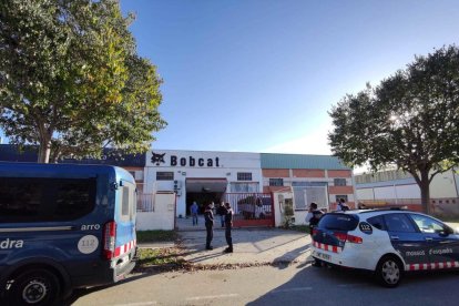 La policía autonómica haciendo un registro en la calle Mercuri.