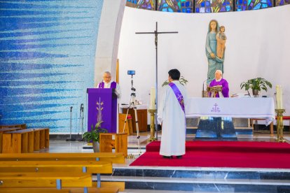 La misa que los padres rogacionistes oficiaron en el Santuario de Loreto se pudo seguir por Internet y en el Santuario de Misericordia se registró para ser proyectada en las iglesias.