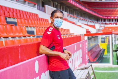 El entrenador del Nàstic, Toni Seligrat, en el césped de un Nou Estadi que esta temporada espera vivir grandes alegrías con el ascenso a Segunda A como meta máxima.