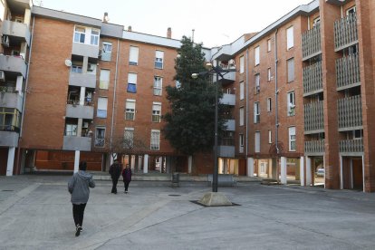 Una de las torres de luz con que ya contaba el barrio y que se tendrá que reparar.