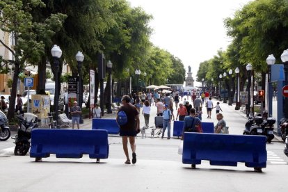 Cuatro de los bloques cedidos por el Port al Ayuntamiento para evitar atentados terroristas en la Rambla.