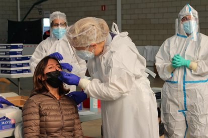 Una mujer en el momento de hacerse la PCR este viernes 30 de octubre de 2020 en Palafrugell.