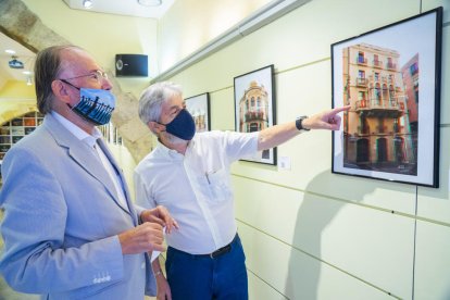 Josep Maria Buqueras, presidente de la Fundació Trencadís, y el fotógrafo Albert Saludes.