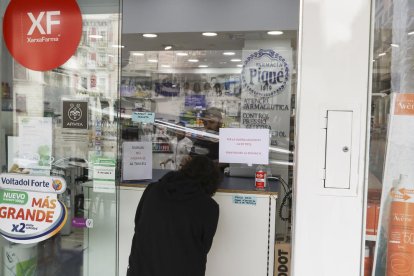 La Farmacia Piqué de Reus ha colocado protecciones y carteles que piden pagar con tarjeta y lavarse las manos