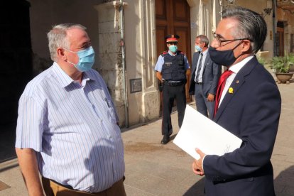 Plano medio del conseller de Empresa i Coneixement, Ramon Tremosa, conversando con el alcalde de L'Arboç, Joan Sans.